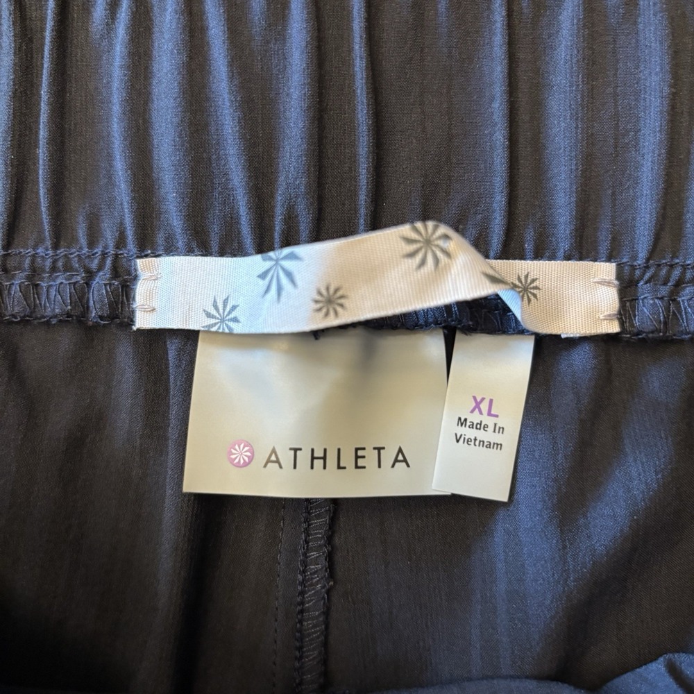 Athleta Stripe Sway Short Womens XL Navy‎ Zipper Pockets Yoga Fitness Workout - Picture 3 of 8
